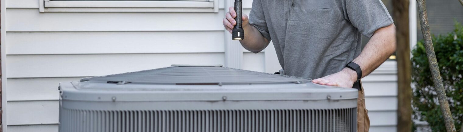 Technicien HydroSolution installant un système centrale dans une maison au Québec