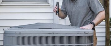 Technicien HydroSolution installant un système centrale dans une maison au Québec